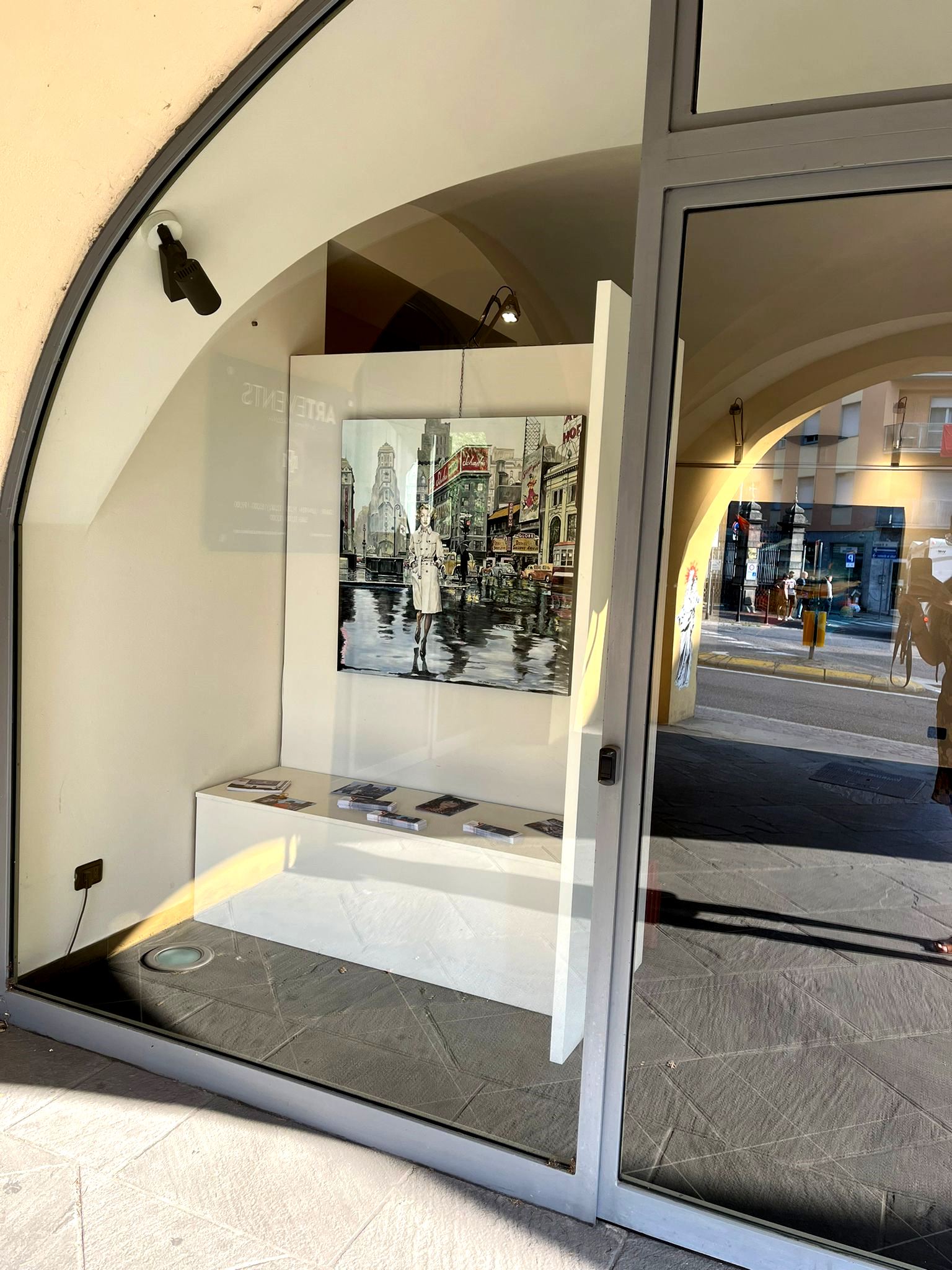 Esposizione in vetrina Fondazione Mazzoleni Bergamo settembre 2022